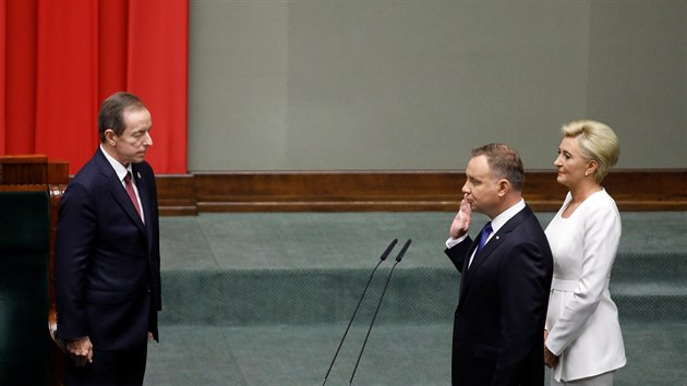 Polský prezident Andrzej Duda skládá přísahu. Vedle něj stojí jeho žena Agata Kornhauser-Duda. (6. srpna 2020)