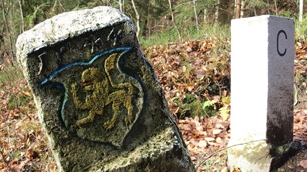 Úsek česko-saské hranice připadající na Karlovarský kraj začíná nedaleko Hranic u Aše na Trojmezí a končí nedaleko Božího Daru pod Klínovcem. Na snímku Juliův kámen.