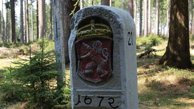 Úsek česko-saské hranice připadající na Karlovarský kraj začíná nedaleko Hranic u Aše na Trojmezí a končí nedaleko Božího Daru pod Klínovcem. Na snímku kámen nedaleko vrcholku Rudné.