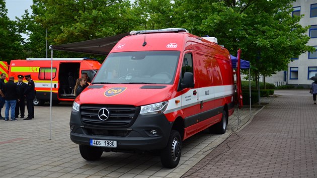 Karlovarští hasiči dostali speciální velitelské vozidlo s dronem, které umožňuje zlepšit řízení zásahu u rozsáhlých událostí. (4. srpna 2020)