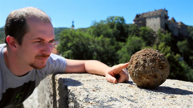 Archeolog loketskho pamtkovho stavu Filip Prekop ukazuje dlovou kouli, kterou se podailo nedvno najt u paty mstsk hradebn zdi.