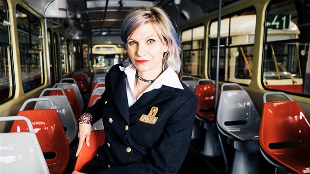 „Mám svoje oblíbené vozy,“ říká k různým typům tramvají řidička. (5. srpna 2020)