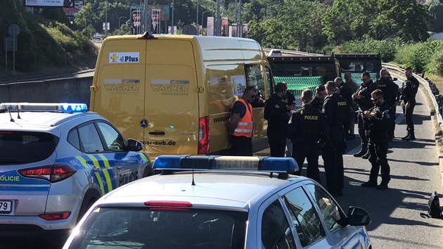 Policisté zajistili tři odcizená vozidla na Barrandovském mostě v Praze. (1. srpna 2020)