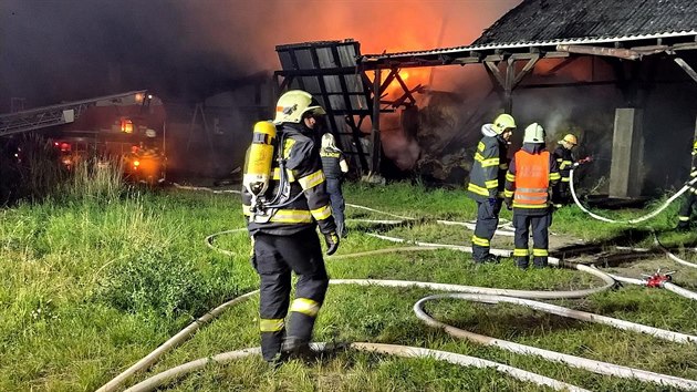 V noci na sobotu hasii bojovali s porem haly v ernov na Nchodsku. (1. srpna 2020)