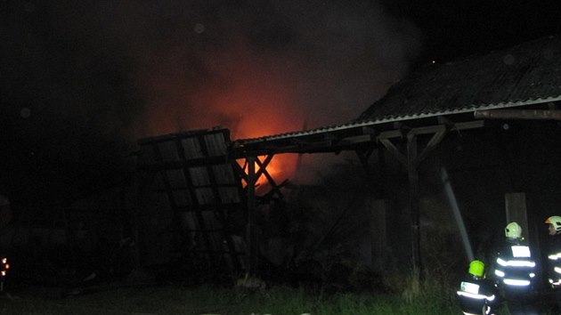 V noci na sobotu hasiči bojovali s požárem haly v Žernově na Náchodsku. (1. srpna 2020)
