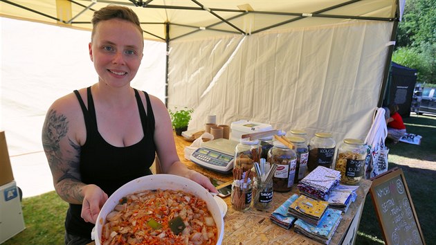 Jana Jechov� z obchodu Neobal, nab�z� krom� jin�ho i kim�i, v Chebu se kon� druh� ro�n�k Wine and fresh food festivalu. (1. srpna 2020)