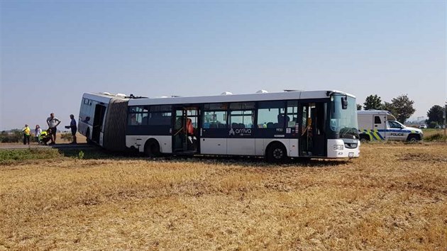 U Líbeznic vjel autobus do pole. (8. srpna 2020).