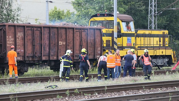 Hasiči vyjeli k požáru vagonů se dřevem na vlakovém nádraží v Hvěvicích u Roudnice nad Labem. (8. srpna 2020)