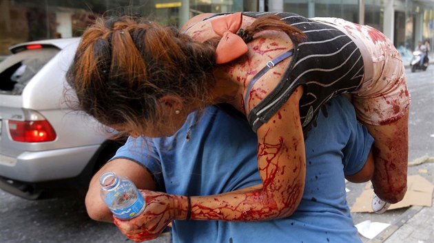 Záchranáři odnášejí zraněné po mohutné explozi, která otřásla libanonským Bejrútem. (4. srpna 2020)