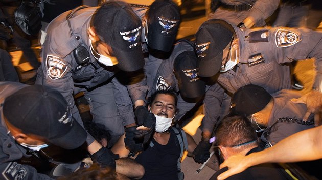 Tisce demonstrant se zastnily v Jeruzalm dalch protest proti Benjaminu Netanjahuovi. (1. srpna 2020)