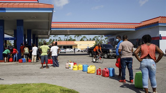 Na Bahamch lid ekali ve frontch ped obchody s potravinami, pumpami a ped prodejnami s nadm. (31. ervence 2020)