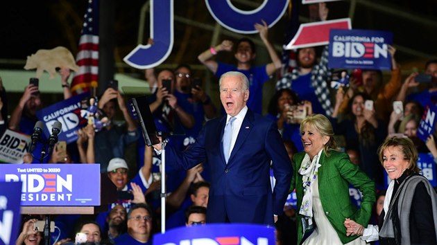 Joe Biden na pedvolebnm shromdn v Los Angeles (4. bezna 2020)