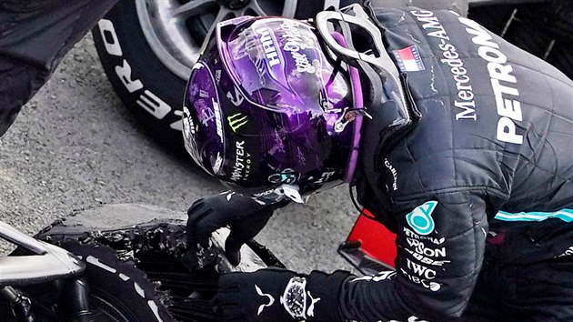 Britsk pilot ze stje Mercedes Lewis Hamilton si po vtzstv ve Velk cen Britnie prohl prasklou pneumatiku na svm voze.