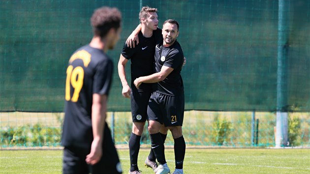 Ppravn utkn Pepee vs. Liberec. Domc fotbalist slav vstelen gl.