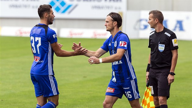 Nov tonk Olomouce Dominik Radi (vlevo) pi stdn v ppravnm utkn proti Brnu.