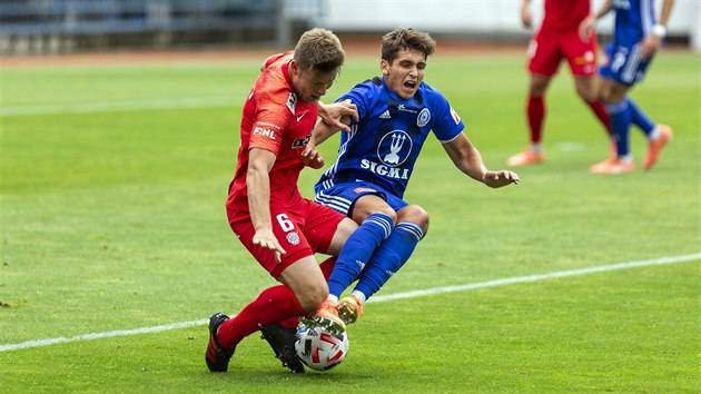 Brnnsk Pavel Dreksa (vlevo) bojuje o balon s Mojmrem Chytilem z Olomouce.