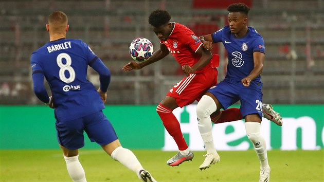 Alphonso Davies z Bayernu (v ervenm) v souboji o m s Callumem Hudson-Odoiem z Chelsea.