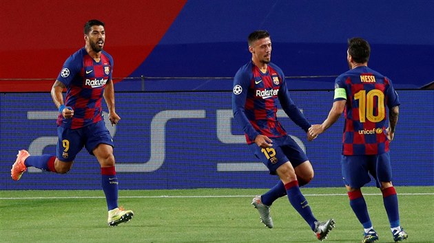 Clment Lenglet (uprosted) slav branku s barcelonskmi spoluhri Lionelem...