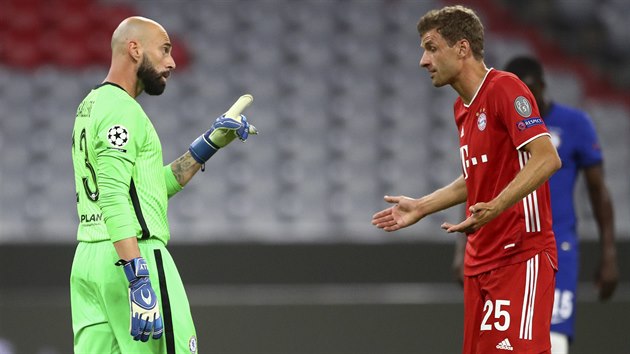 Willy Caballero z Chelsea a Thomas Mller z Bayernu diskutuj o penalt pro nmeck tm.