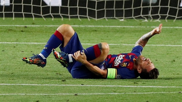 Lionel Messi (Barcelona) leží na zemi po střetu s Kalidouem Koulibalym z Neapole.