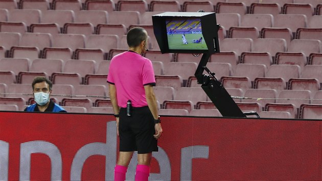 VAR. Rozhodčí Cüneyt Cakir sleduje na obrazovce penaltový incident v zápase Barcelona - Neapol.