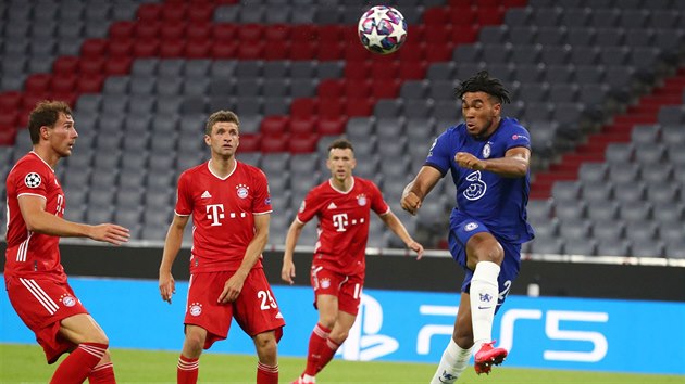 Reece James z Chelsea hlavikuje, pihl mu zleva: Leon Goretzka, Thomas Mller a Ivan Perii z Bayernu.