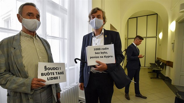 Pedseda bytovho drustva Svatopluk Martin Junek (uprosted) s transparentem na chodb Okresnho soudu Praha-zpad (4.srpna 2020)