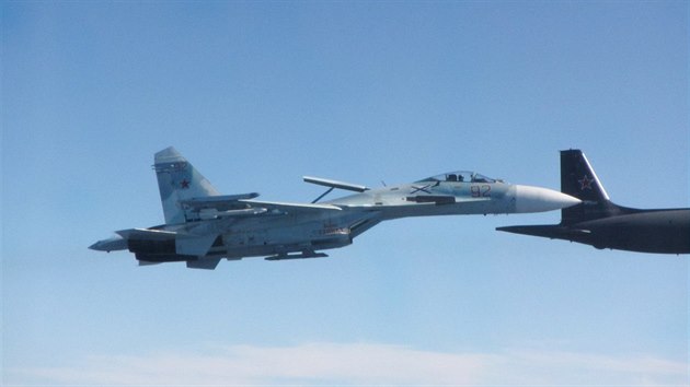 Ruský stíhací letoun Su-27 zpozorovaný britskými stíhači nad Baltem