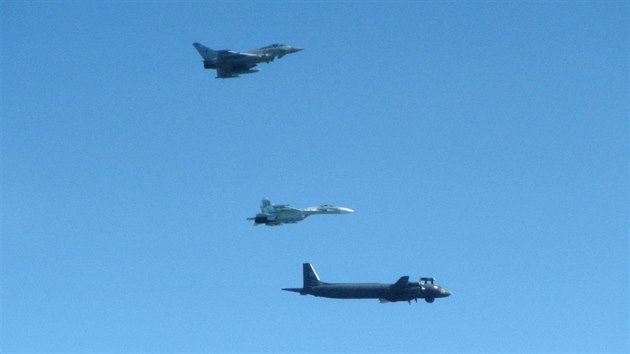 Ruský stíhací letoun Su-27 a protiponorkový letoun Il-38 v doprovodu britských pohotovostních strojů Eurofighter nad Baltem