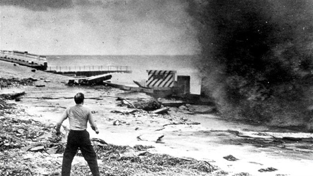 Muž sleduje řádění hurikánu King na Floridě. (1947)