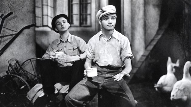 ZANAJC HEREC. Rudolfu Hrunskmu (vpravo) bylo devatenct, kdy hrl v komedii Studujeme za kolou. Do kin la v lednu 1940. Vzadu jeho tehdej velk kamard Josef Kemr.