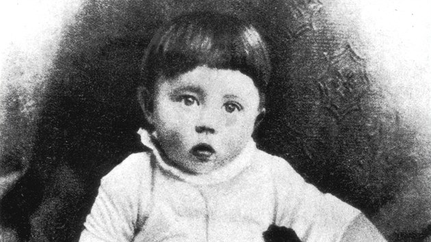 Adolf Hitler (na snmku) se narodil 20. dubna 1889 v pl sedm veer.