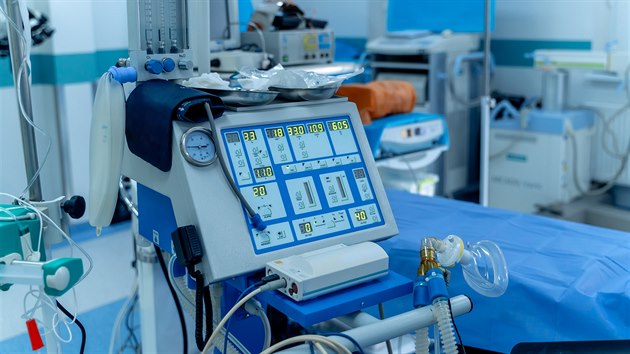 Klasický plicní ventilátor je zařízení s chytrým softwarem, takže se dá použít na 70 různých zdravotních stavů.
