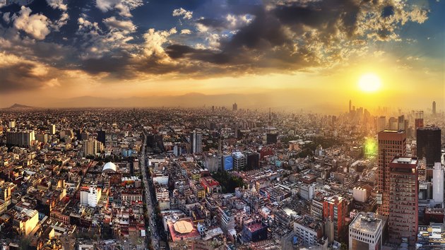Zpad slunce nad Mexico City