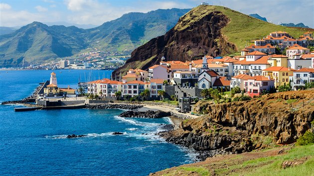 Hory a moře. Ostrov Madeira vyrůstá z Atlantiku do bezmála dvoukilometrové nadmořské výšky.