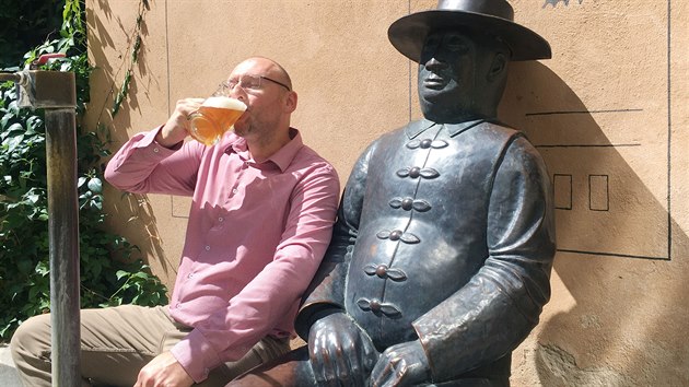 editel Chrmu chmele a piva Karel Havelka popj pivo u sochy pivae, u kter se obvykle fot nvtvnci Pivovaru U Orloje v atci.
