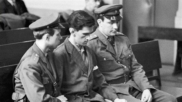 Za pohlavn zneuit a nslednou vradu jedenctiletho chlapce si Jaroslav Pape (uprosted) u praskho Mstskho obvodnho soudu vyslechl trest smrti. (23. nora 1967)