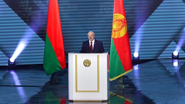 Běloruský prezident Alexandr Lukašenko pronáší poselství adresované parlamentu a lidu pět dnů před nedělními prezidentskými volbami. (4. srpna 2020)