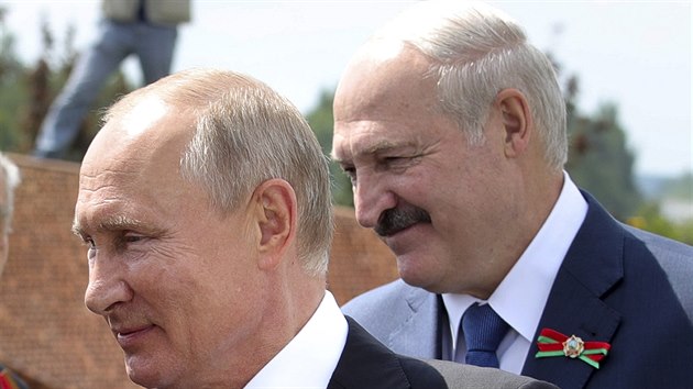 Ruský prezident Vladimir Putin spolu s běloruským prezidentem Alexandrem Lukašenkem vítá veterány druhé světové války. (30. června 2020)