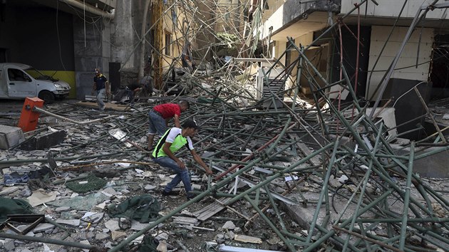 Libanonci uklz trosky budov poniench masivnch vbuchem v Bejrtu. (6. srpna 2020)
