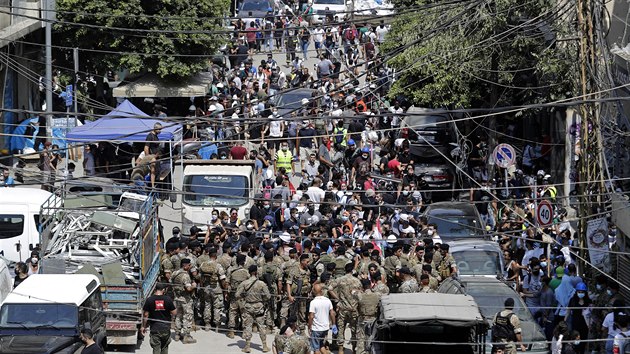 Libanonští vojáci blokují ulici před naštvanými obyvateli Bejrútu během návštěvy francouzského prezidenta Emmanuela Macrona. Obrovský úterní výbuch vyvolal ve městě vlnu protivládního hněvu. (6. srpna 2020)