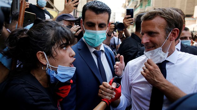 Francouzský prezident Emmanuel Macron při návštěvě libanonského Bejrútu, poničeného masivní explozí. (6. srpna 2020)
