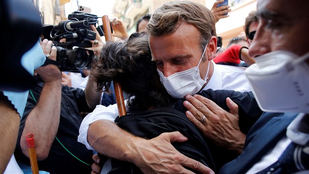 Francouzsk prezident Emmanuel Macron pi nvtv libanonskho Bejrtu, ponienho masivn exploz. (6. srpna 2020)