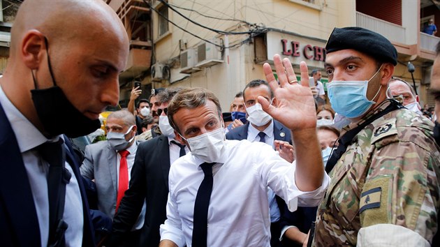 Francouzsk prezident Emmanuel Macron pi nvtv libanonskho Bejrtu, ponienho masivn exploz. (6. srpna 2020)