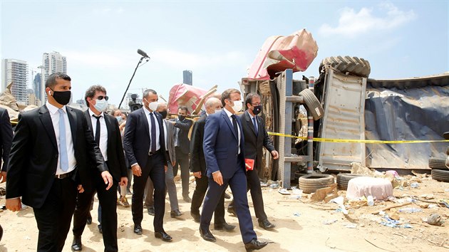 Francouzský prezident Emmanuel Macron při návštěvě libanonského Bejrútu, poničeného masivní explozí. (6. srpna 2020)