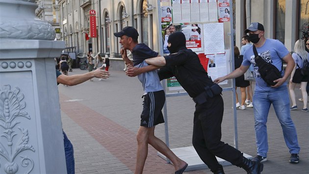 Běloruští policisté zatýkají muže, který protestoval proti vládě před nedělními prezidentskými volbami. (8. srpna 2020)