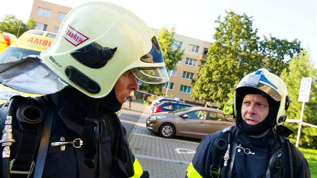 Zásah hasičů při požáru bytu v panelovém domě v Bohumíně na Karvinsku, při kterém zemřelo 11 lidí. (8. srpna 2020)