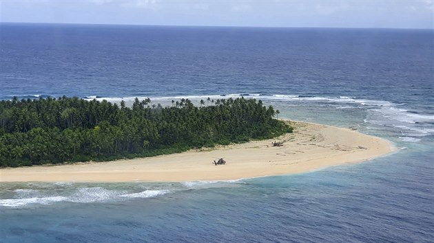 Ti nmonci ztroskotali na oputnm ostrov v Pacifiku. Zachrnil je npis SOS (4. srpna 2020)