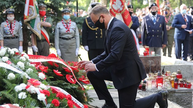 Ve Varav si pipomnli 76. vro boje s nacismem. Prezident Andrzej Duda piel k pomnku poloit kvtiny. (1. srpna 2020)