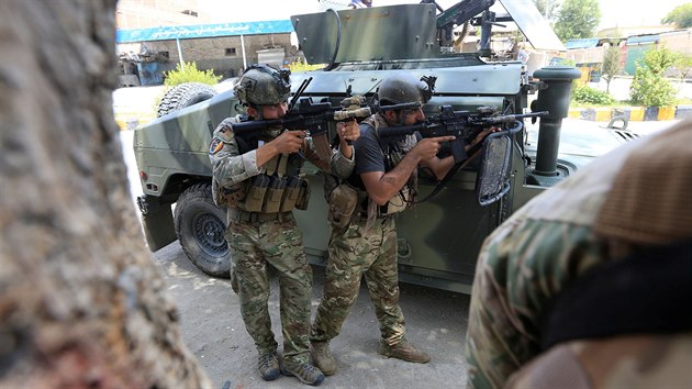 Afghánské bezpečnostní složky hlídají okolí věznice ve městě Dželálábád. (3. srpna 2020)